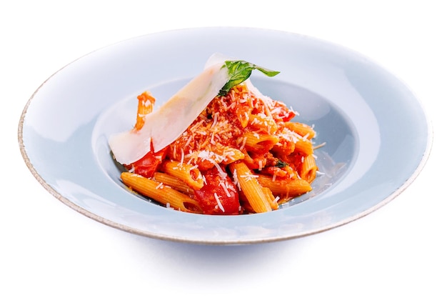 farfurie cu paste și sos roșu