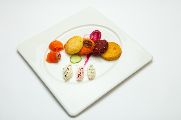 farfurie cu mâncare gătită, aranjament colorat